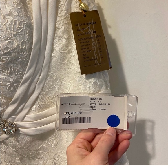 Beautiful New Wedding dress with tags - Picture 3 of 8